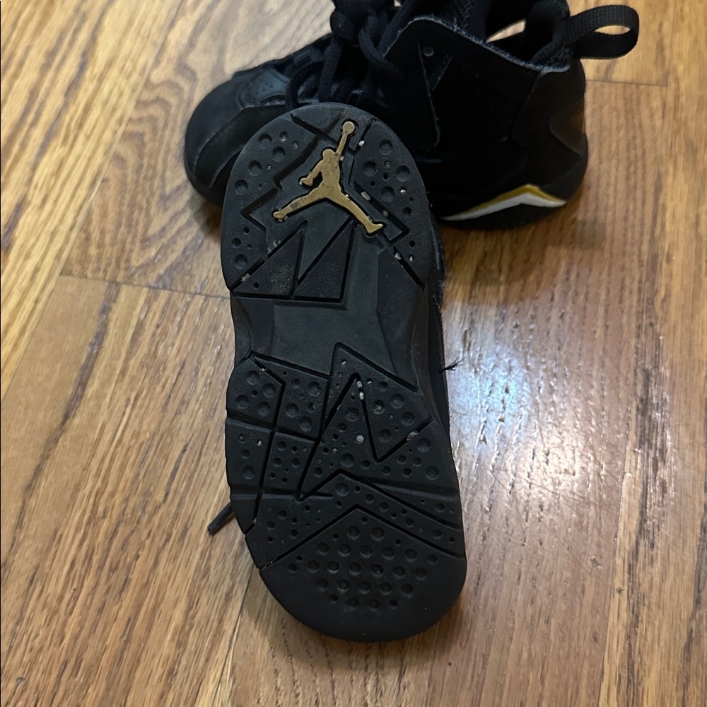 🛍️SAKE🛍Jordan True Flight Black Metallic Gold White High-Top Sneakers for Kids - Picture 5 of 6